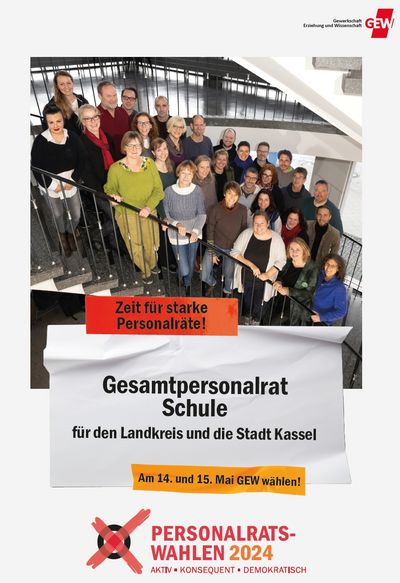Kolleginnen und Kollegen der GEW Kassel stehen auf einer Treppe und schauen in die Kamera, darunter der Slogan Zeit für starke Personalräte